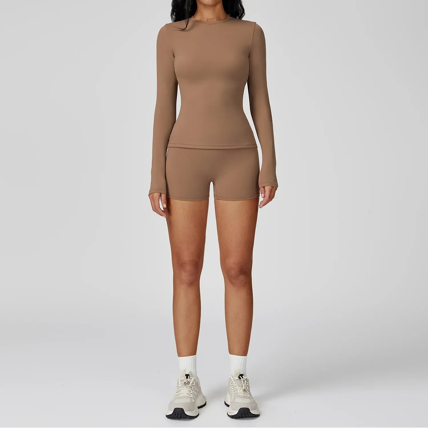 Traje deportivo con manga larga y pernera corta