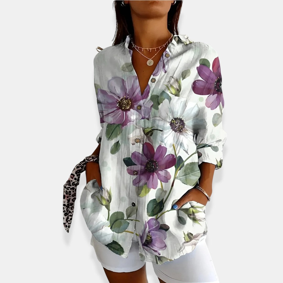 LYSSA™ | Blusa floral con cierre de botones